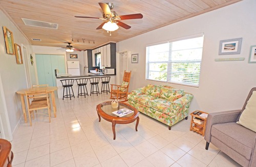 Spanish Wells Cottage | 2 bed/2 bath Cottage - 1 minute walk to the Beach - Quiet Neighborhood - Kayak