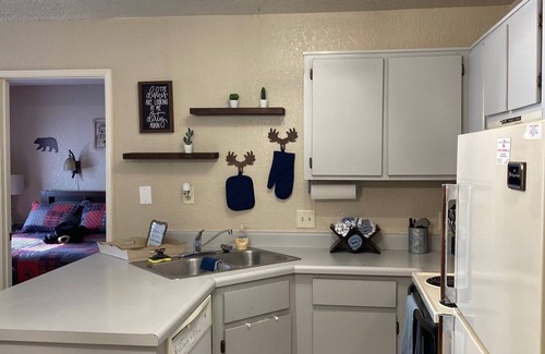 Show Low Condo | 2 bed 2 bath, Cozy White Mountain Condo – Single Level, Upstairs Unit!