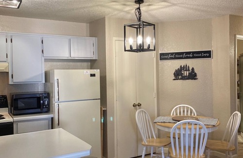 Show Low Condo | 2 bed 2 bath, Cozy White Mountain Condo – Single Level, Upstairs Unit!