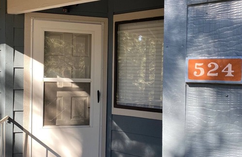 Show Low Condo | 2 bed 2 bath, Cozy White Mountain Condo – Single Level, Upstairs Unit!