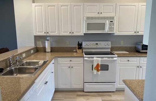 Naples Condo | 2 bed, 2 bath, den, remodeled