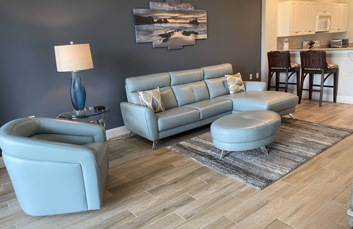 Naples Condo | 2 bed, 2 bath, den, remodeled