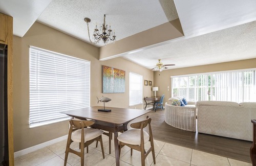 Parrot Cove Apartment | 2 Bed, 2 Bath Downtown Lake Worth Villa by Golf Course and Intracoastal