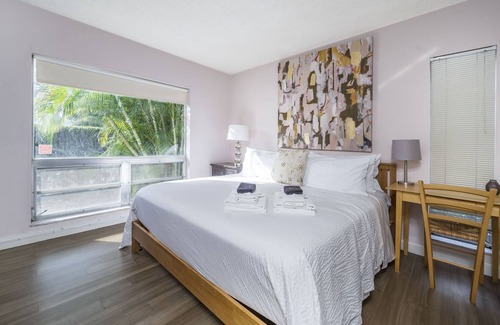 Parrot Cove Apartment | 2 Bed, 2 Bath Downtown Lake Worth Villa by Golf Course and Intracoastal