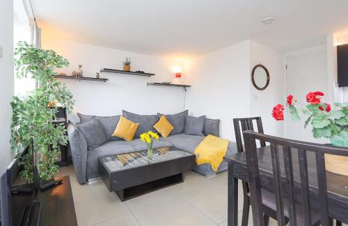 Golborne Apartment | 2-bed 2-bath flat around the corner from Portobello Market