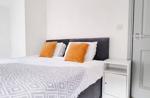 Theale House | 2 Bed, 2 Bath, Free Parking, 10 Mins To Madejski