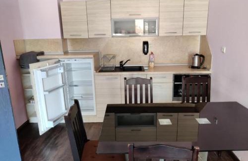 Golden Sands Apartment | 2-bed,2-bath, free private parking