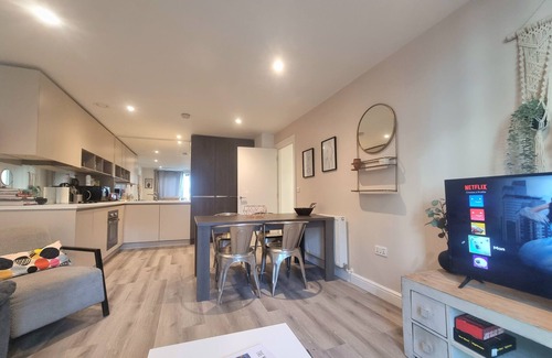 Greenwich West Apartment | 2-bed 2-bath Greenwich Apartment with balcony & lift