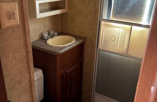 Midland House | 2 Bed, 2 Bath High End RV, Fully Furnished, Pet and Child Friendly