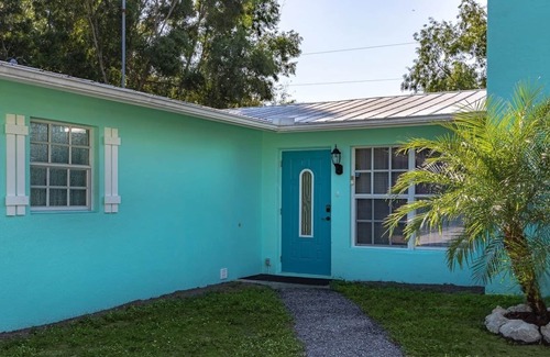 Pine Island Center House | 2 bed 2 bath in Bokeelia! Double lot, space to park your boat!