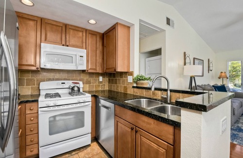 Ivey Ranch - Rancho Del Oro Condo | 2 Bed/2 Bath in Oceanside with Private Garage and Pool