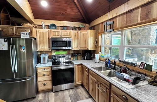 Caryville Cabin | 2 bed 2 bath lakefront cabin on beautiful Norris Lake