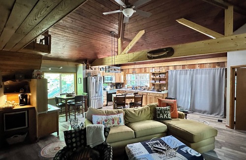 Caryville Cabin | 2 bed 2 bath lakefront cabin on beautiful Norris Lake