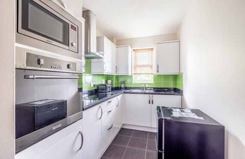 George Green Condo | 2 BED 2 BATH & PARKING - PINEWOOD/WEXHAM HOSPITAL