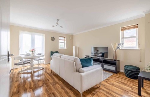 George Green Condo | 2 BED 2 BATH & PARKING - PINEWOOD/WEXHAM HOSPITAL