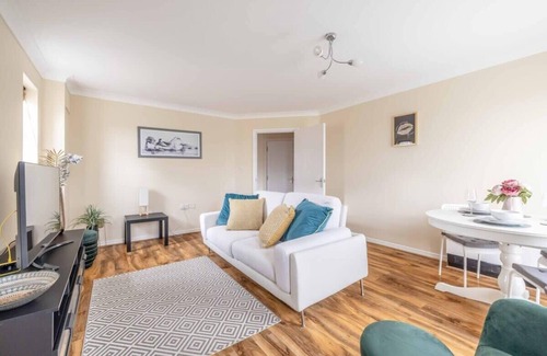 George Green Condo | 2 BED 2 BATH & PARKING - PINEWOOD/WEXHAM HOSPITAL