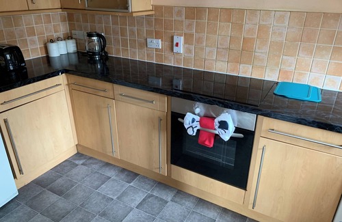 Waddon Apartment | 2 bed 2 bath right next to Park located for access to West end and GTW