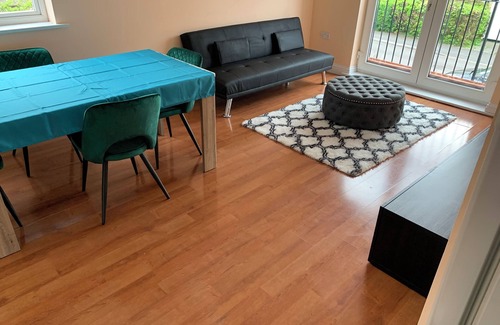 Waddon Apartment | 2 bed 2 bath right next to Park located for access to West end and GTW