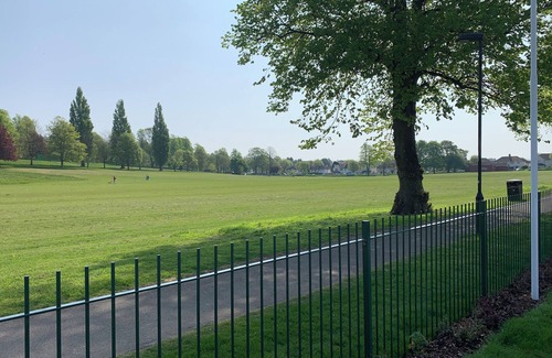 Waddon Apartment | 2 bed 2 bath right next to Park located for access to West end and GTW