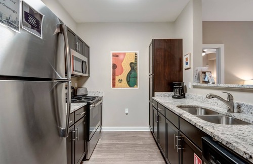 North Capitol Condo | ~2 Bed 2 Bath~Sleeps 6~Walk to Broadway!~ #201