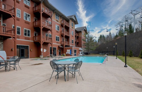 Hunter Condo | 2 bed/2 bath w/sauna, steam room, hot tub, heated pool, exercise and game rooms!