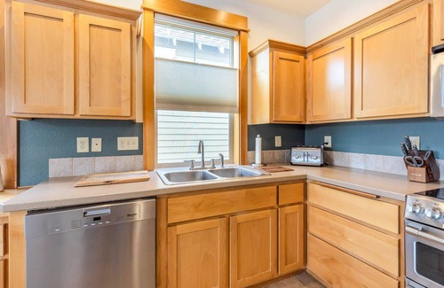 Redmond House | 2 Bed/2 Bath, Walk to Pool, Game Room