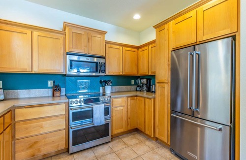 Redmond House | 2 Bed/2 Bath, Walk to Pool, Game Room