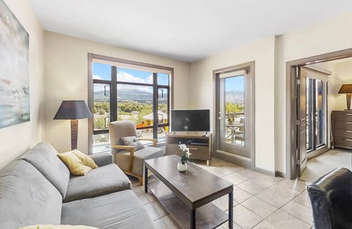 South Pandosy Apartment | 2 Bed 2 Bath Corner Unit Overlooking Pool 501