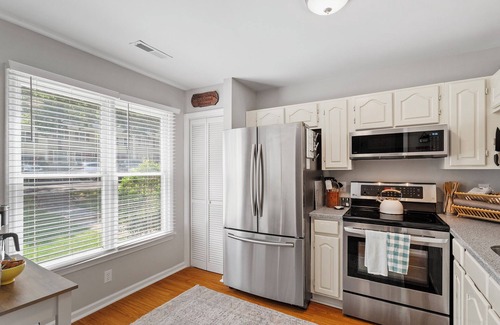Northwest Raleigh House | 2 Bed/2 Private Bath Townhome in West Raleigh Near Umstead Park & Rex Hospital