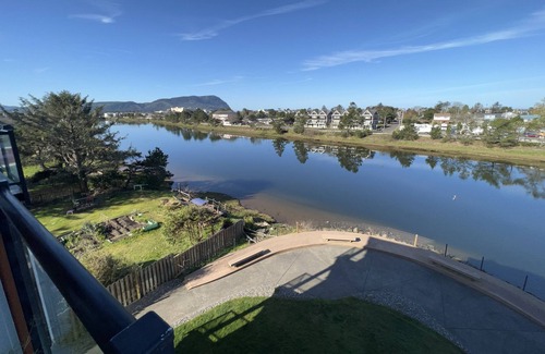 Seaside Condo | 2 Bed/2Ba 4th Floor Condo with vaulted ceilings, upscale furnishings and fabulou