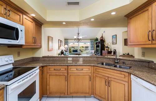 Kings Lake Condo | 2 bed/2bath condo 3 miles from downtown Naples