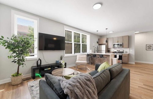 Lower West Side Apartment | 2 Bed & 3 Bath Chicago Condo