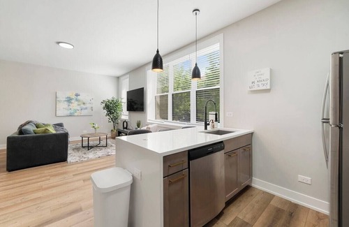 Lower West Side Apartment | 2 Bed & 3 Bath Chicago Condo
