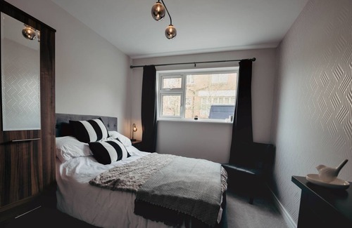 Hinckley House | 2 bed apartment, Hinckley Centre, parking, wifi, near hospital and train station