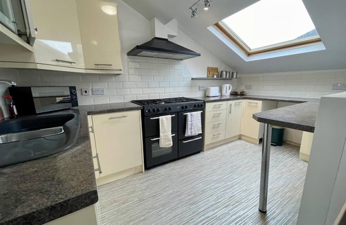 Scarborough Apartment | 2 Bed Apartment - Sleeps 4 - Wifi