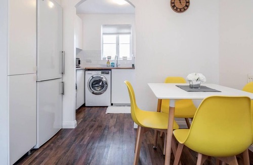 West Thurrock Apartment | 2 Bed Apartment Sleeps 5 - Wifi, Free Parking