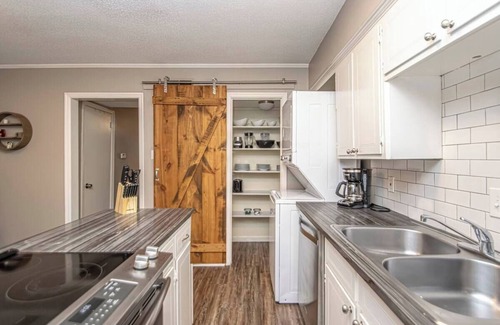 Briarwood Apartment | 2 Bed Apt-3 mins CHI St.Vincent-Outside Patio-Convenient Parking