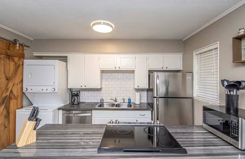 Briarwood Apartment | 2 Bed Apt-3 mins CHI St.Vincent-Outside Patio-Convenient Parking