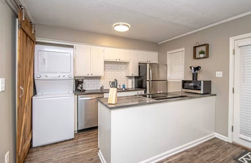 Briarwood Apartment | 2 Bed Apt-3 mins CHI St.Vincent-Outside Patio-Convenient Parking