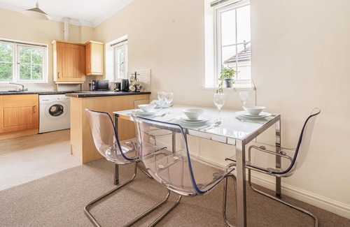 Lychpit Apartment | 2 Bed Apt, Business and Contractors, Free Parking