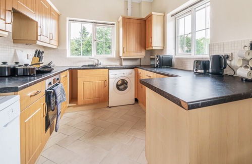 Lychpit Apartment | 2 Bed Apt, Business and Contractors, Free Parking