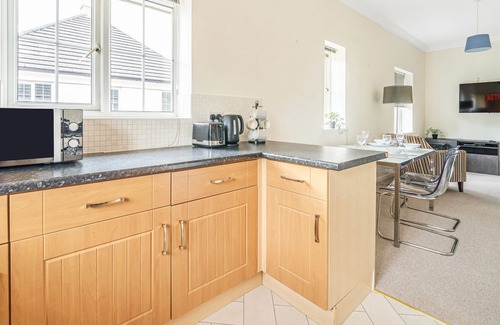 Lychpit Apartment | 2 Bed Apt, Business and Contractors, Free Parking