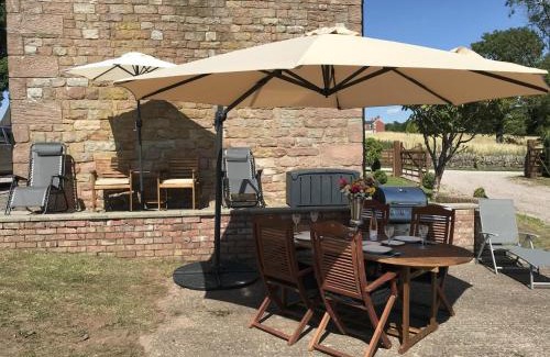 Cauldon Low House | 2 Bed Barn Alton Towers Chatsworth Polars Peaks