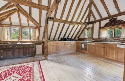 Windlesham House | 2-Bed Barn Escape + Private Drive & Gardens