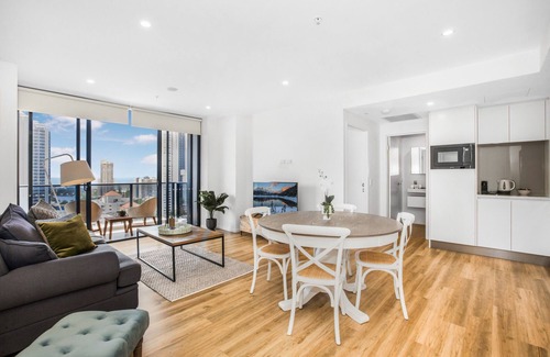 Surfers Paradise Apartment | 2-Bed Beach Apartment with Pool, Parking & Balcony