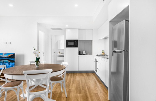 Surfers Paradise Apartment | 2-Bed Beach Apartment with Pool, Parking & Balcony