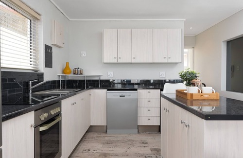 Mouille Point Apartment | 2 Bed Beachfront Gem with stunning Ocean views