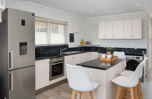 Mouille Point Apartment | 2 Bed Beachfront Gem with stunning Ocean views