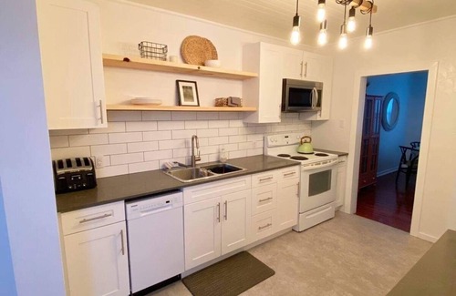 Powell River House | 2-Bed Bungalow Monthly Rental - Contact for dates