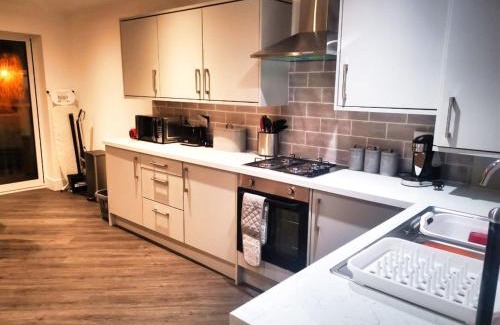 Rotherham House | 2 Bed Bungalow - Parking - New Build - High End Furnishings - Wheel Chair Accessible - Large Enclosed Garden - Dog Friendly